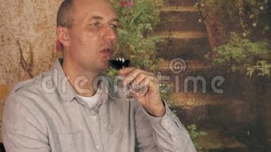 一个喝红酒的人喝红酒。 男士侍酒师近距离品酒。 显示拇指向上OK标志手势。